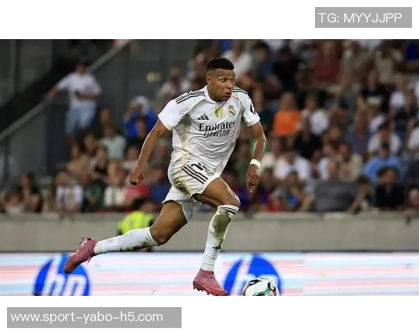 姆巴佩强势突破库巴西防线为皇马赢得宝贵角球机会